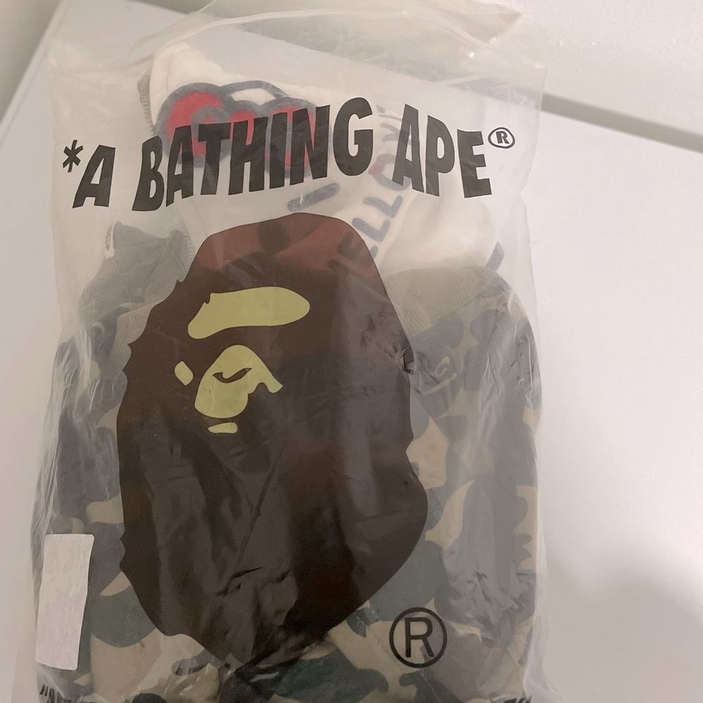 BAPE Sanrio Milo Hello Kitty Split Face
1st Camo Full Zip Hoodie